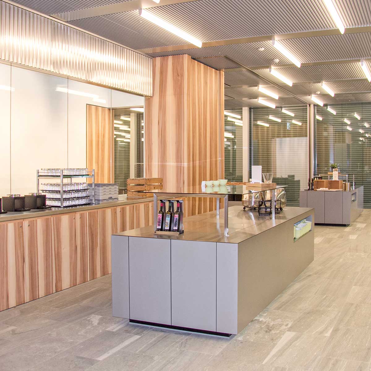 AXA Winterthur Cafeteria Möbel Innenausbau